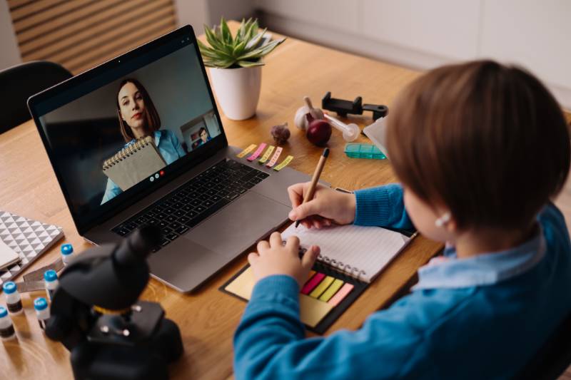 laptop videocall teacher